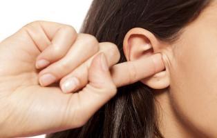 Xịt vệ sinh tai cho người lớn tốt nhất hiện nay