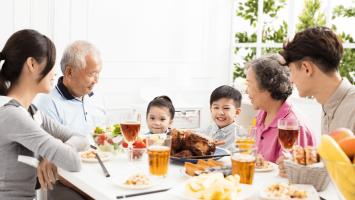 Điều bạn không nên làm trong bữa ăn cơm để giữ phép lịch sự