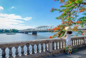 Bài văn phân tích hình ảnh thiên nhiên và con người trong bài thơ 