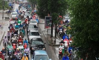 Lưu ý khi điều khiển xe ô tô dưới thời tiết mưa to