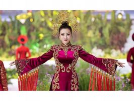 Nhà thiết kế áo dài nổi tiếng nhất Việt Nam