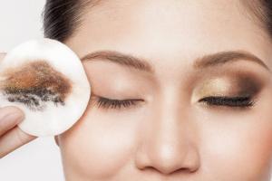 Nước tẩy trang cho mắt và môi hiệu quả nhất hiện nay