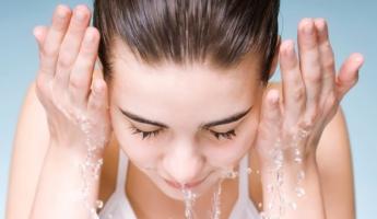 Sữa rửa mặt kiêm tẩy trang tiện lợi khi đi du lịch