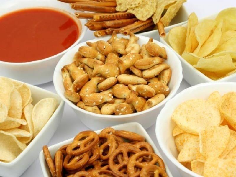 Ăn nhiều thức ăn dầu mỡ, đồ ngọt gây mụn