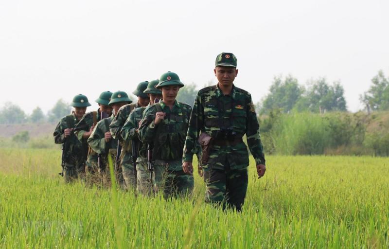 Chú bộ đội hành quân trong mưa