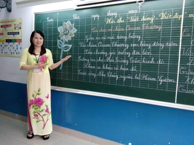 Chiếc bảng có hình chữ nhật, dài chừng hai mét, rộng chừng một mét rưỡi