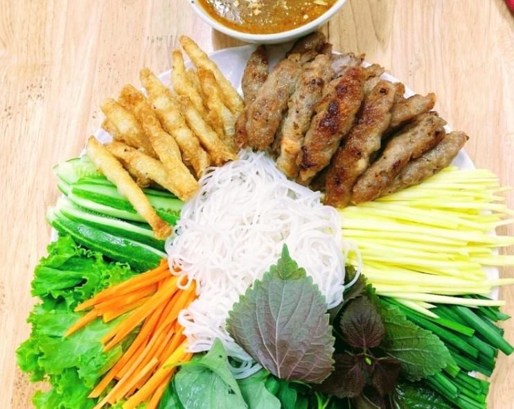 Bánh canh chả cá hẹ & Nem nướng Cô Hương