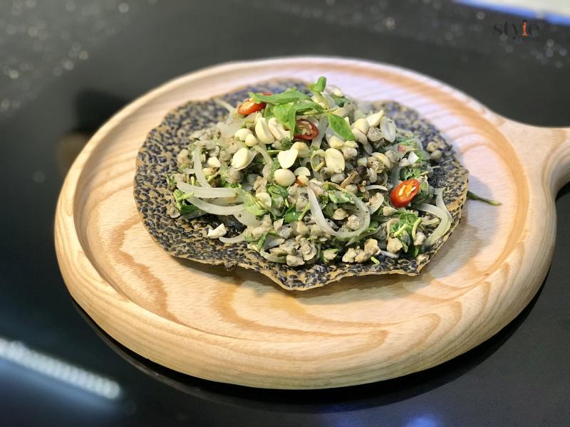 ﻿﻿Kết hợp cùng với hến là những chiếc bánh đa Đô Lương giòn tan.