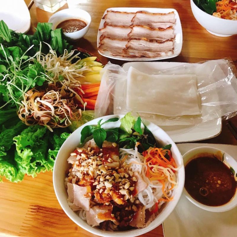 Bánh tráng cuốn thịt heo Con Lợn Béo - 28 Trần Thủ Độ