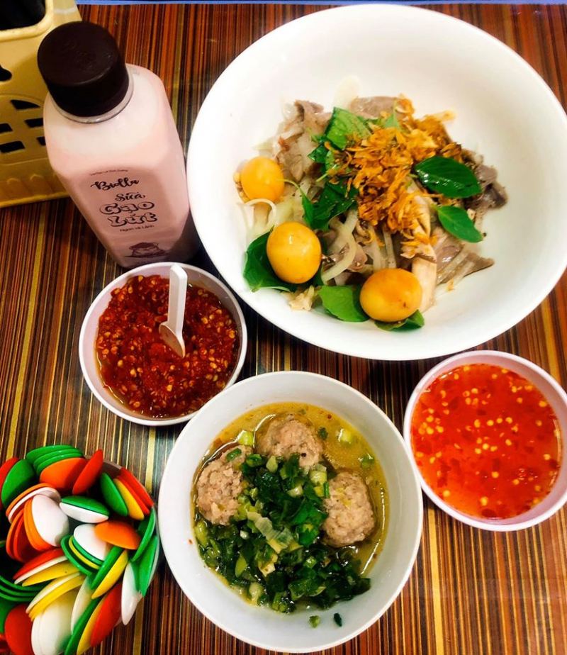 Một phần bánh ướt của quán Bảo Thư khá nhiều, lòng gà có ﻿mùi vị nhẹ, thanh, ăn siêu hợp với bánh ướt