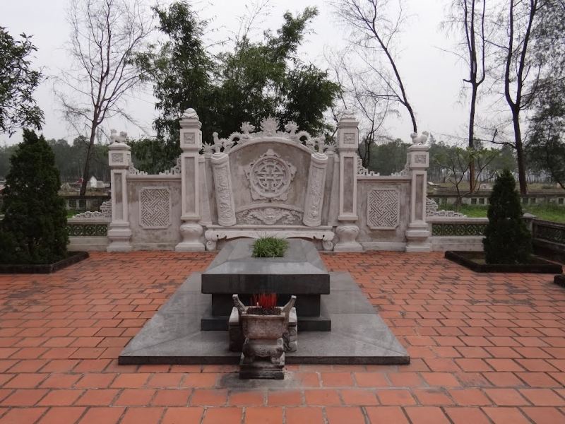 Bên mộ cụ Nguyễn Du