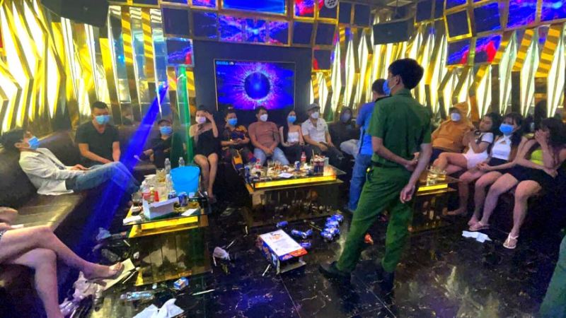 19 người dương tính ma túy trong quán karaoke ở Bình Dương. (Ảnh: Zing News)
