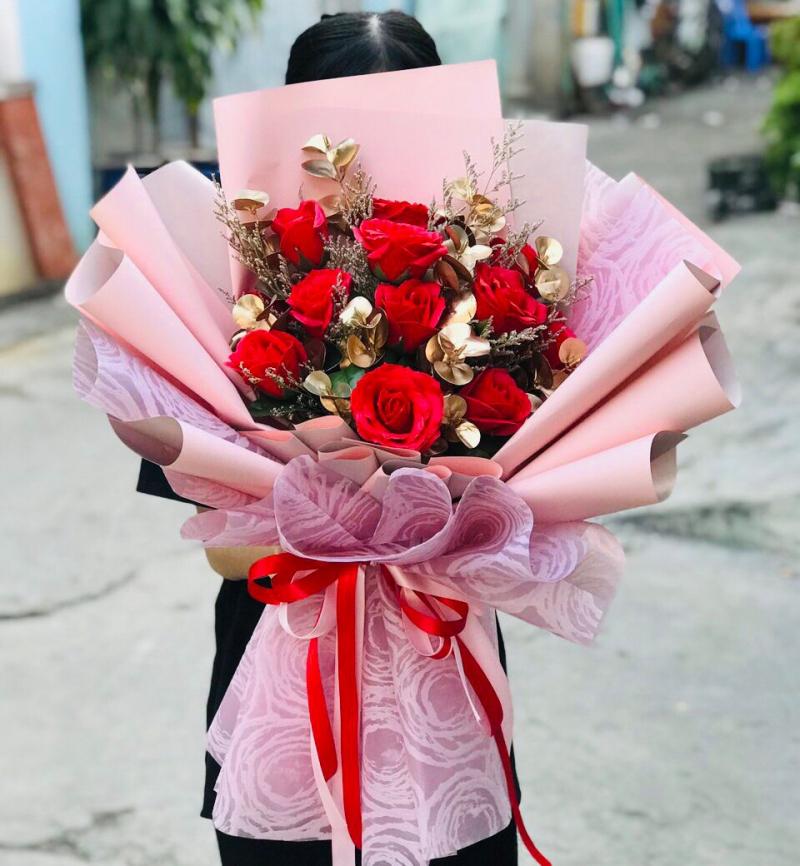 Ôm trên tay một bó hoa tươi và trở về nhà cuối ngày làm việc