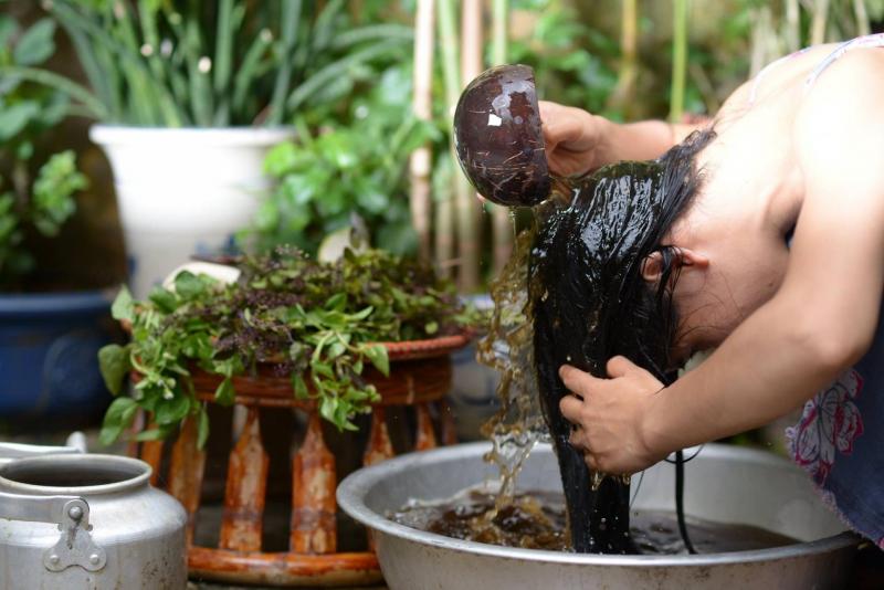 Tính chất tự nhiên và không gây kích ứng của bồ kết là một lợi thế lớn, đặc biệt với những người có da đầu nhạy cảm