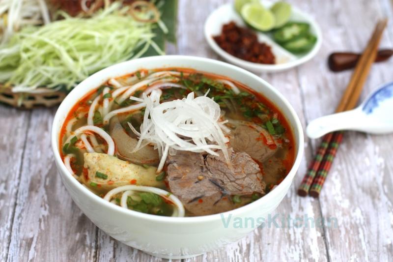 Bún bò là một trong những đặc sản của xứ Huế
