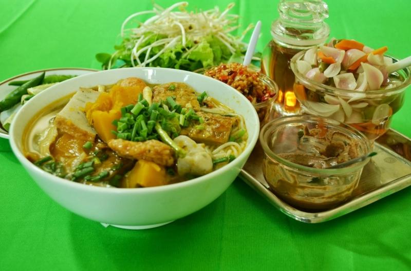 Với những nguyên liệu đơn giản, dễ tìm như: bí đỏ hay bắp cải, mắm ruốc, nhưng bún chả cá Đà Nẵng lại có hương vị vô cùng đặc sắc, hấp dẫn.