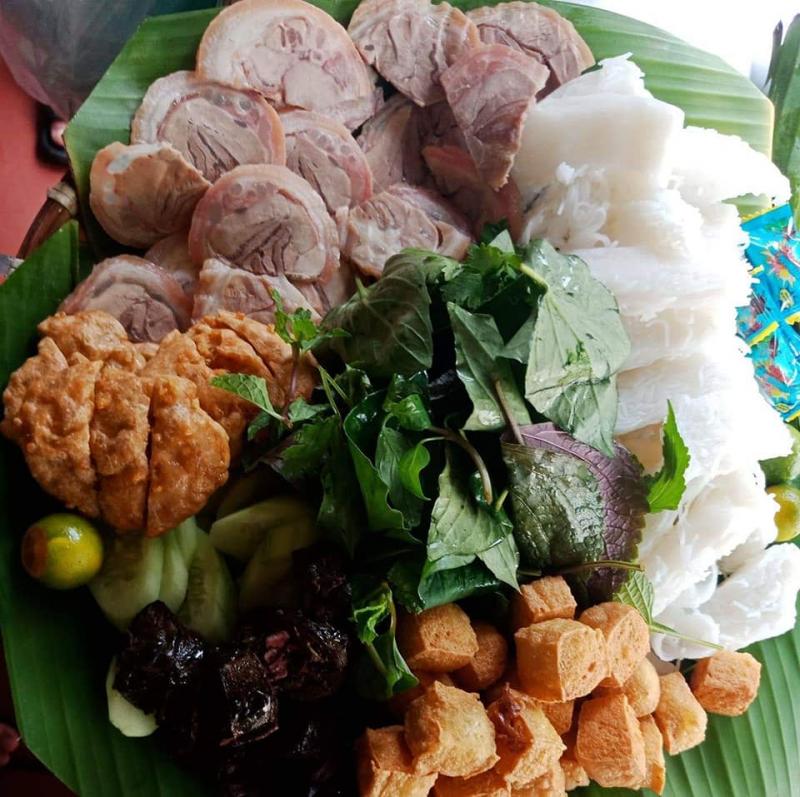 Món ăn được đầu tư từ phần bún đến chất lượng các topping đi kèm như thịt luộc, chả cốm, nem rán,...