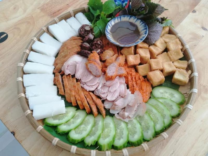 Món ăn đậm đà vừa miệng, mẹt bún được bày trí trông rất hấp dẫn và đúng điệu bún đậu Hà Nội