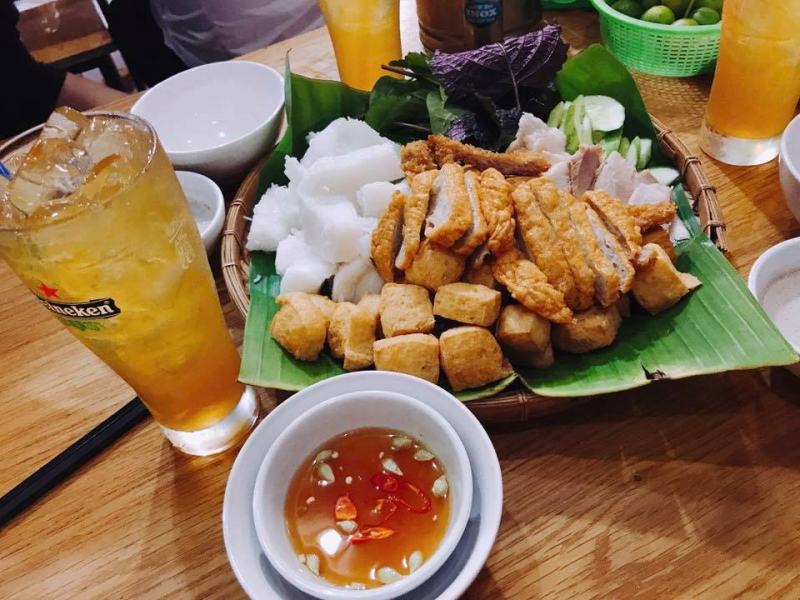 Nếu chọn bún đậu thập cẩm Tiên Tiên thực khách sẽ thấy ưng bụng trước mẹt bún đậu đầy đặn gồm: thịt luộc, chả cốm, dồi sụn, nem rán, đậu phụ, bún và rau thơm.