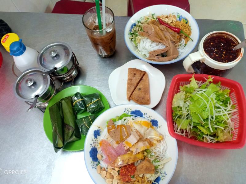 Bún mắm thịt quay – quán Vân