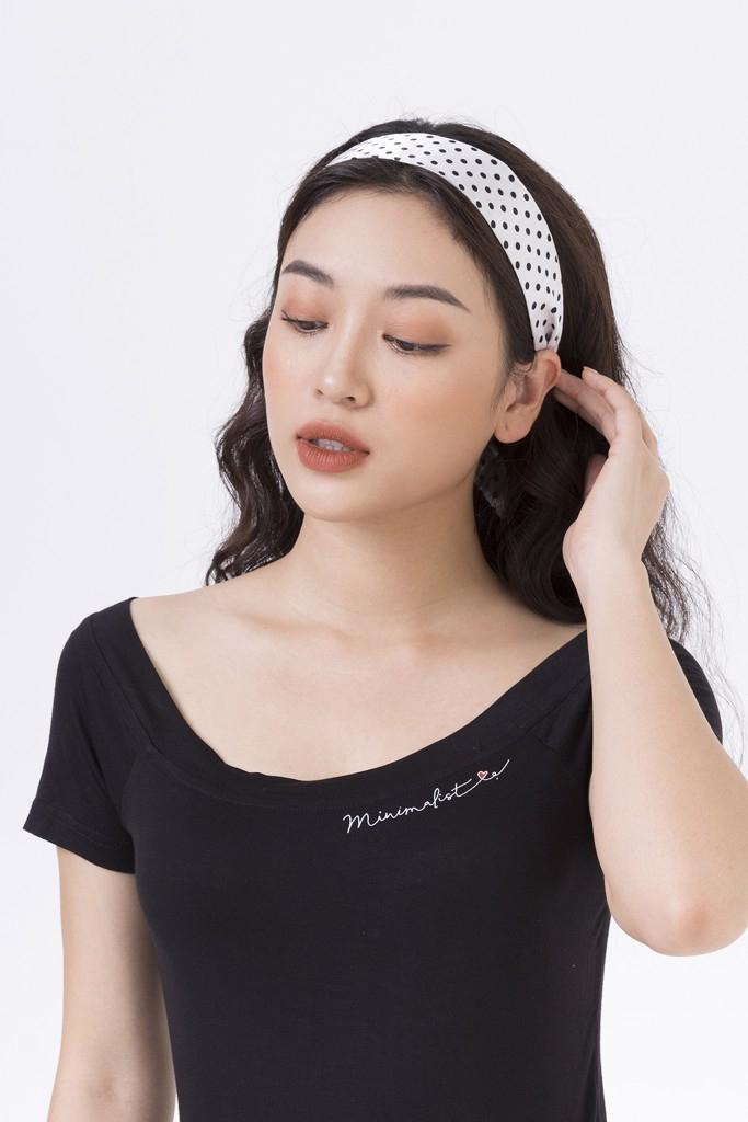 Buộc tóc với khăn tay