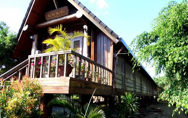 Buôn Akõ Dhông với nhà sàn mộc mạc