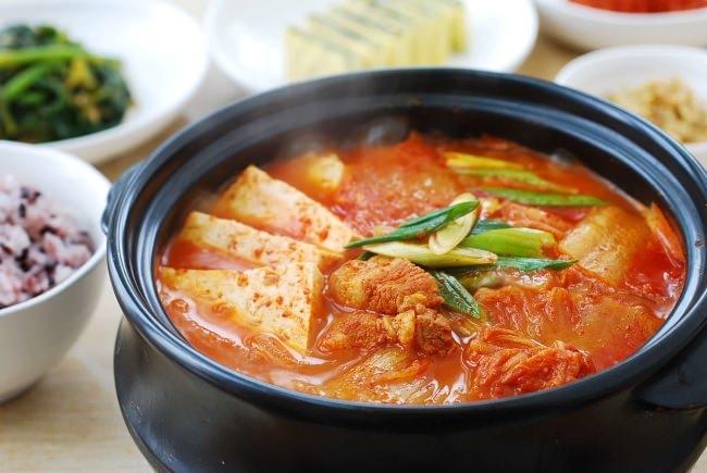 Nồi canh kim chi nóng hổi