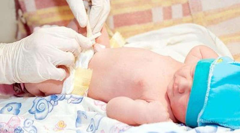 Khi tiến hành chăm sóc da trẻ sơ sinh, các mẹ cần rửa sạch tay bằng xà phòng.