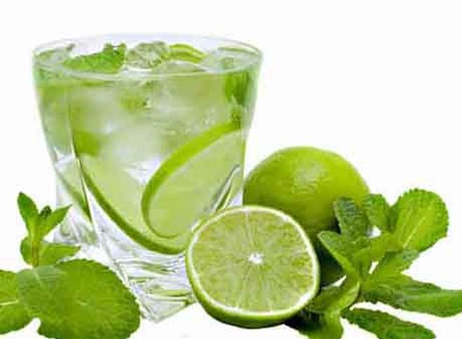 Nước chanh ấm giúp ngăn ngừa oxy hóa tế bào trong gan, tránh sự thoái hoá của cơ quan quan trọng này do các chất độc và các tế bào mỡ.