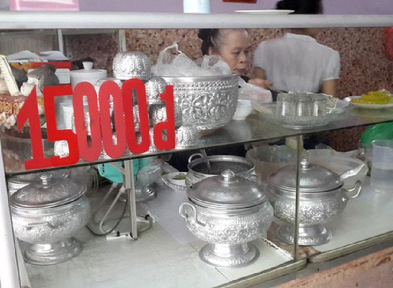 Âu đựng chè bằng bạc sáng bóng được chế tác đúng kiểu Thái.