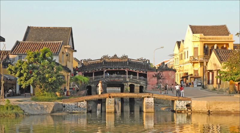 Toàn cảnh chùa cầu