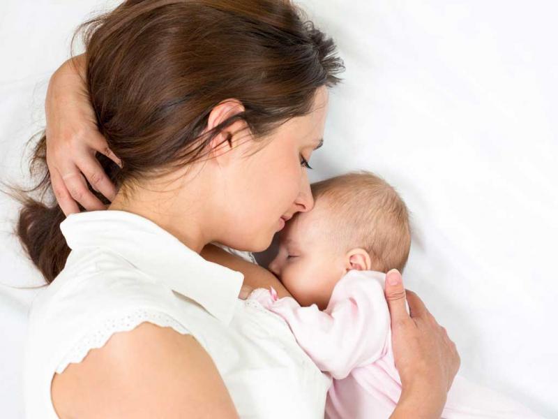 Các mẹ hãy nhờ người thân hoặc y tá đỡ dậy, ngồi đúng tư thế để tránh tạo áp lực lên vết mổ.