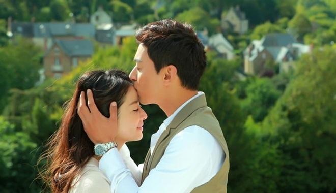 Nắm tay nhau đi đến những nơi hai người đã từng đi
