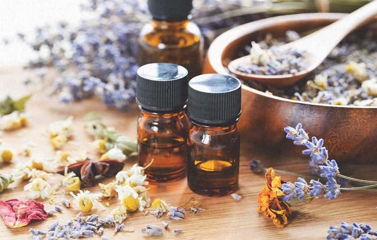 Chữa viêm lỗ chân lông bằng tinh dầu hương thảo