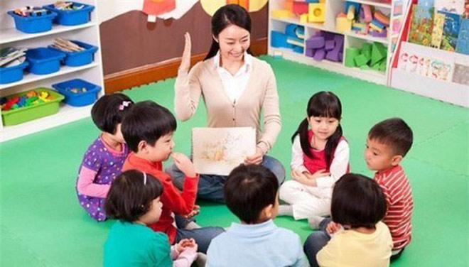 Cô dạy em xếp hàng