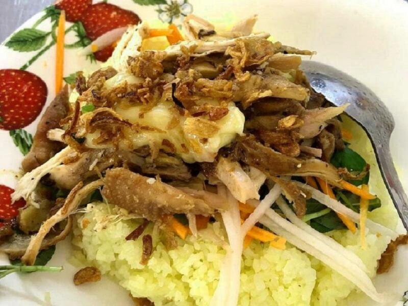 Cơm gà trộn là thực đơn chính của quán