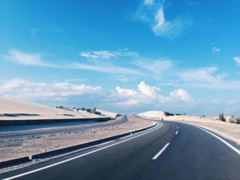 Những đoạn đường chạy thẳng tắp, kéo dài đến tận chân trời trên Cung đường Bàu Trắng – Bình Thuận