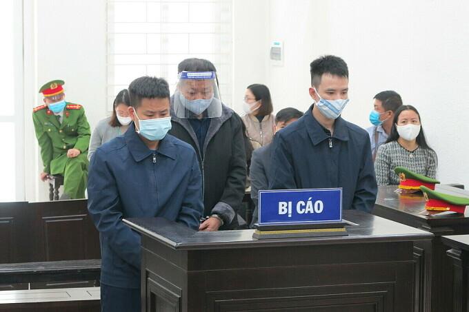 Bị cáo Đạt (ngoài cùng bên trái) và các bị cáo tại khác tại phiên xét xử ngày 26/11. (Ảnh: VNEpress)