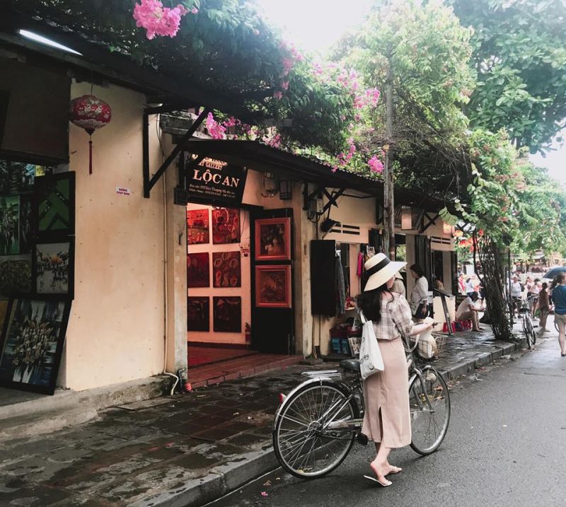 Đạp xe đạp dạo phố