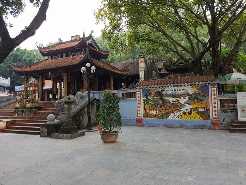 Khuôn viên đền Bà Chúa Kho