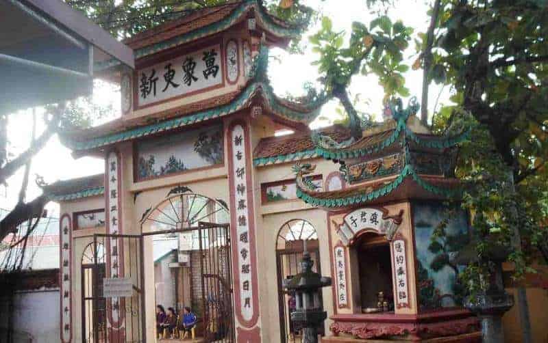 Đền thờ Cô bé Suối Ngang