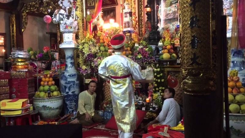 Một giá hầu tại đền Lảnh Giang