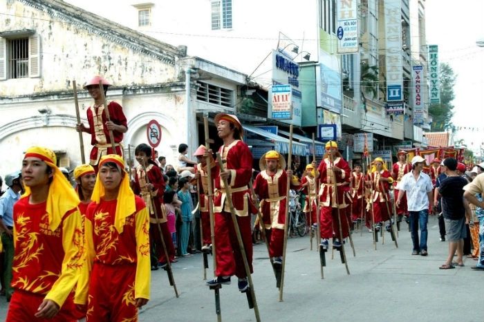 Trò chơi đi cà kheo thường được tổ chức chơi ở các làng phía Bắc nhiều hơn