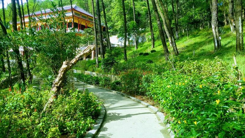 Chùa Hang trong nắng