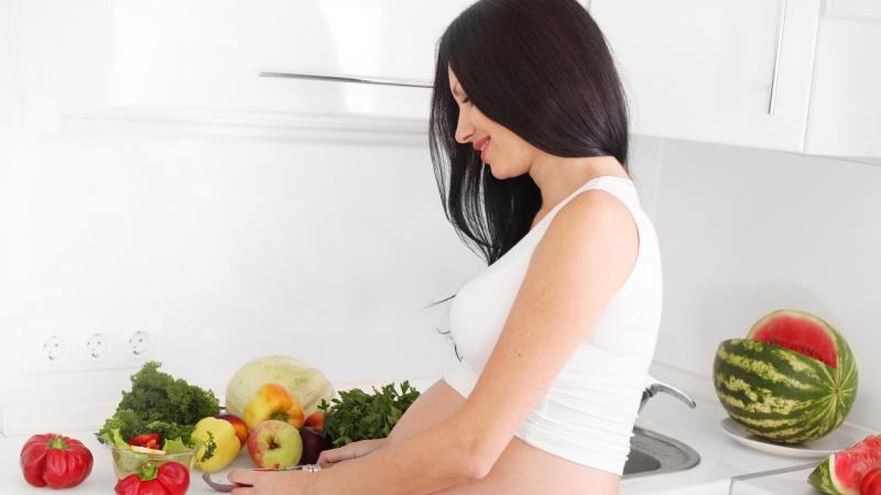Mẹ cần chú ý bổ sung đầy đủ 4 nhóm dưỡng chất quan trọng là: Tinh bột, đường, đạm và vitamin trong suốt quá trình mang thai