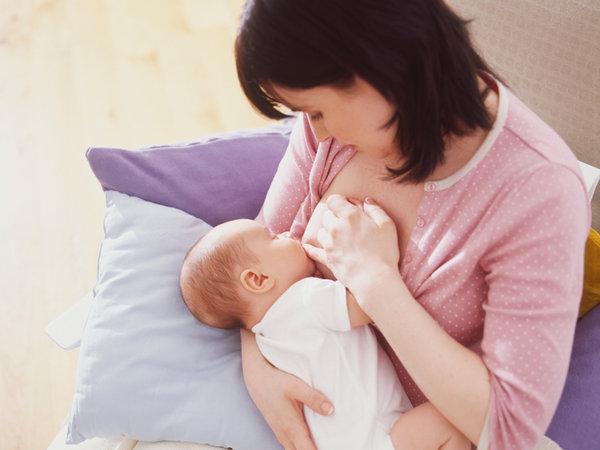 Đối với các bé bú mẹ hoàn toàn
