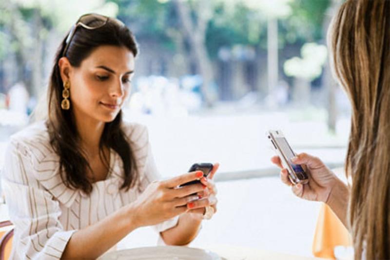 Nhắn tin với nhau dù ngồi gần nhau