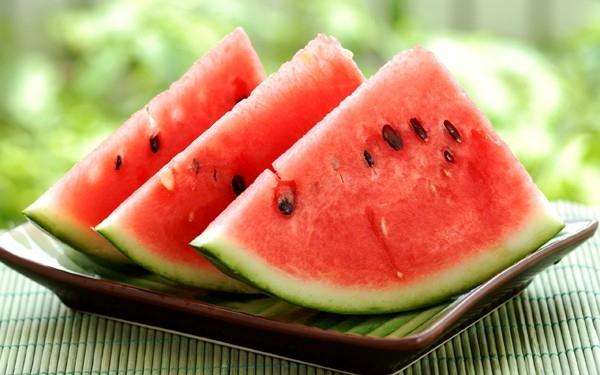 Dưa hấu vỏ xanh ruột đỏ có vị vừa ngọt, vừa nhạt, tính lạnh, tác dụng giải khát, khỏi say nắng, phiền nhiệt, hạ khí, lợi tiểu tiện, giải say rượu