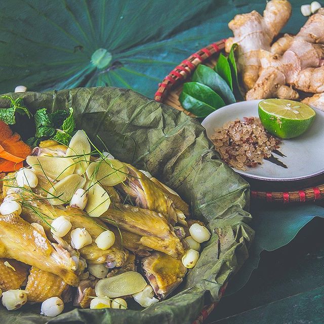 Gà hấp lá sen
