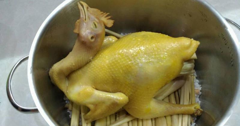 Gà luộc là món ăn không thể thiếu trong ngày Tết